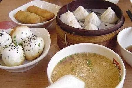 两家挨着的早餐店，生意好的那家，只因老板多做了这两件事