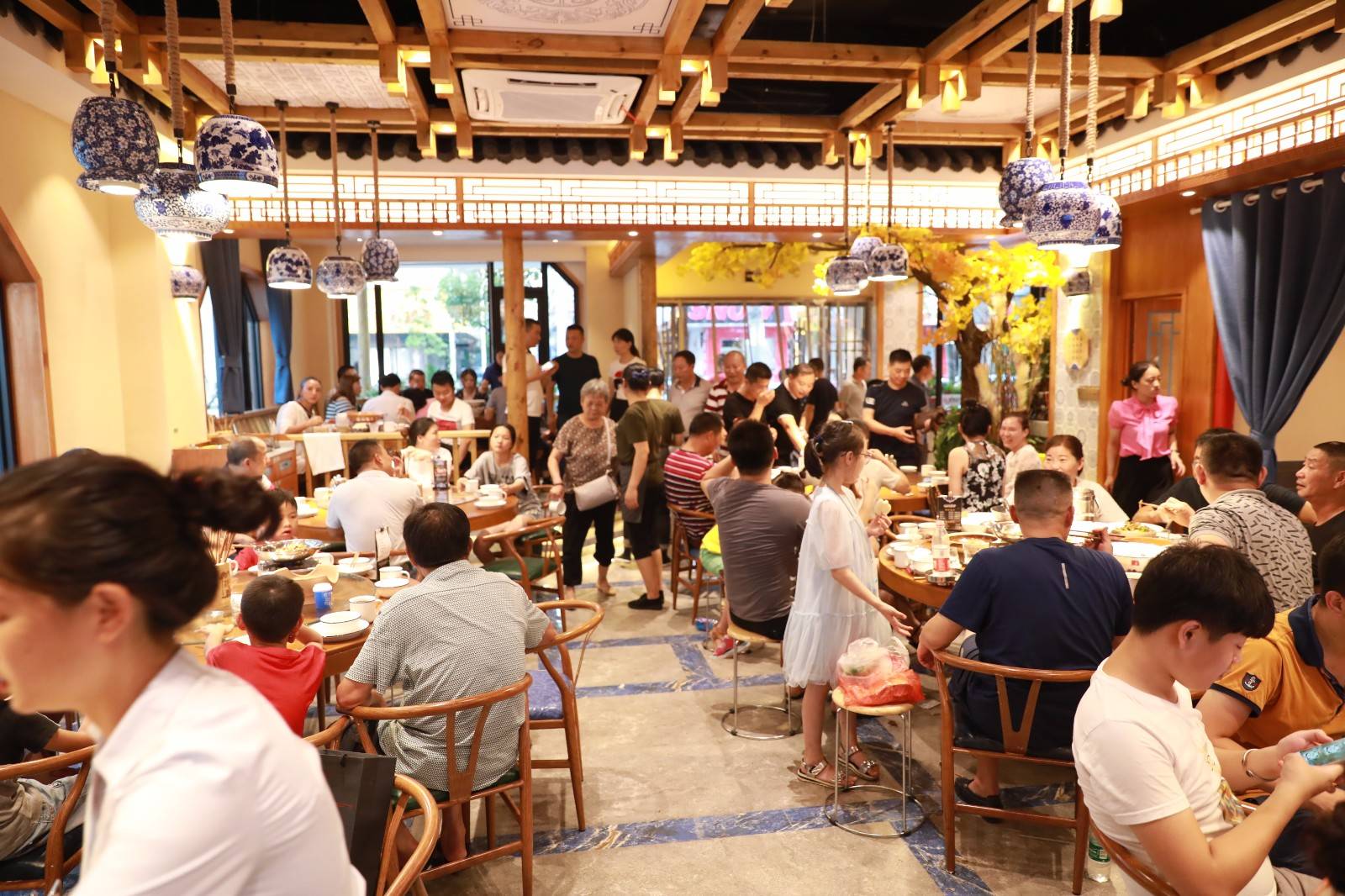 2025餐饮新局：连锁加盟展，如何点燃行业新引擎？
